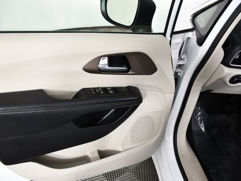 Used 2022 Chrysler Voyager LX image 35