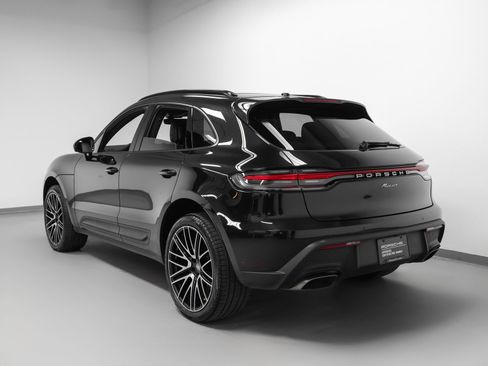 Certified 2022 Porsche Macan AWD/4WD image 3