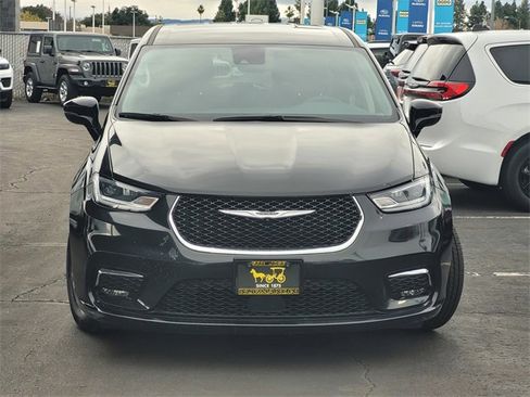 Certified 2024 Chrysler Pacifica Select image 2