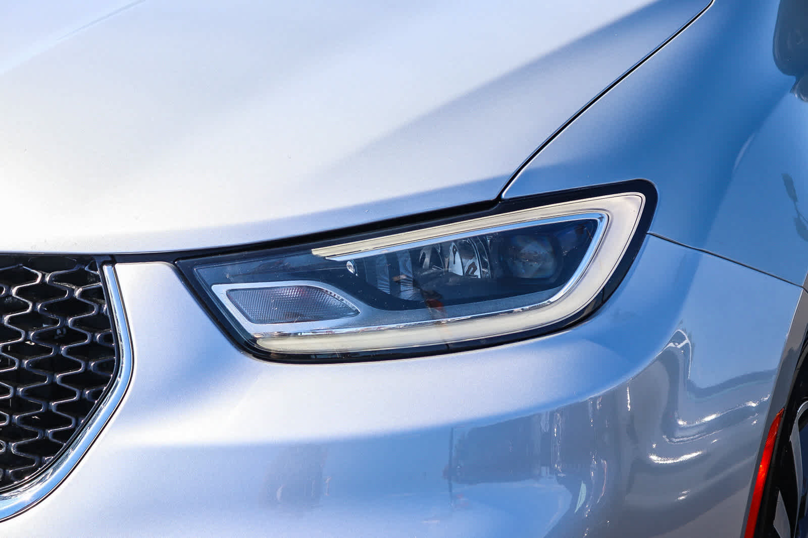 Used 2024 Chrysler Pacifica Limited FWD image 8