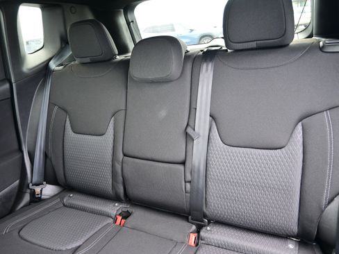 Used 2021 Jeep Renegade Latitude w/ Luxury Group II image 23