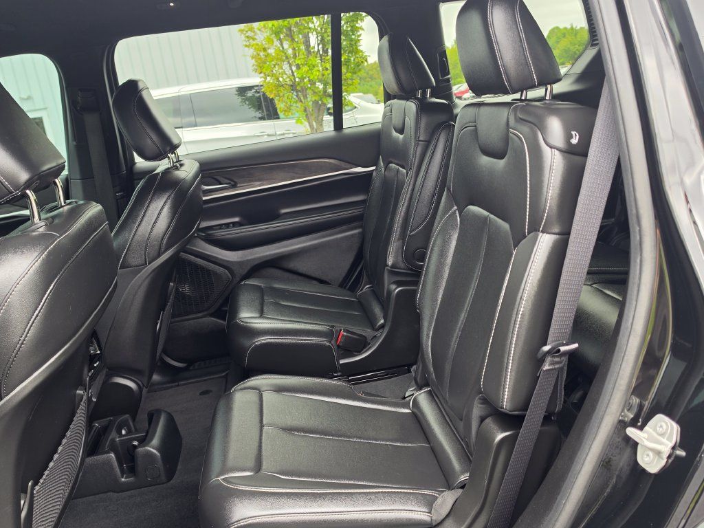 Used 2024 Jeep Grand Cherokee L Limited w/ Black Appearance Package AWD/4WD image 32