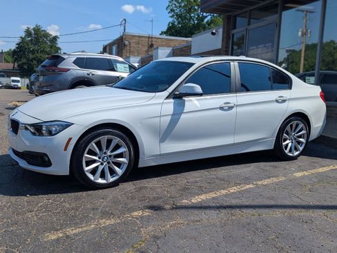 Used 2017 BMW 320i xDrive Sedan AWD/4WD image 4