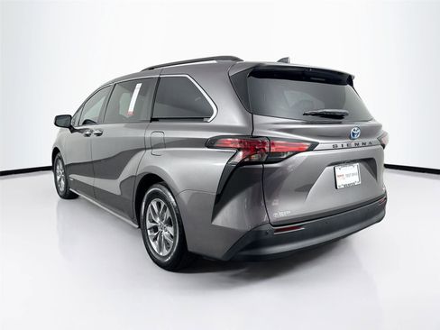 Certified 2021 Toyota Sienna XLE image 8
