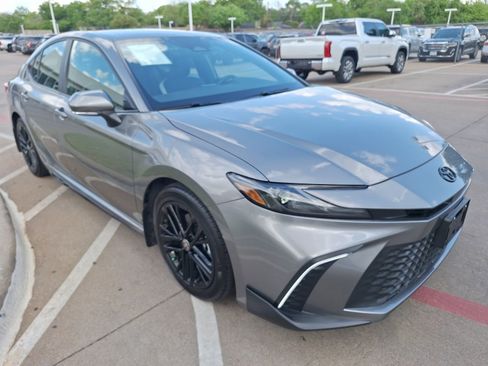 Used 2025 Toyota Camry SE w/ Convenience Package image 8