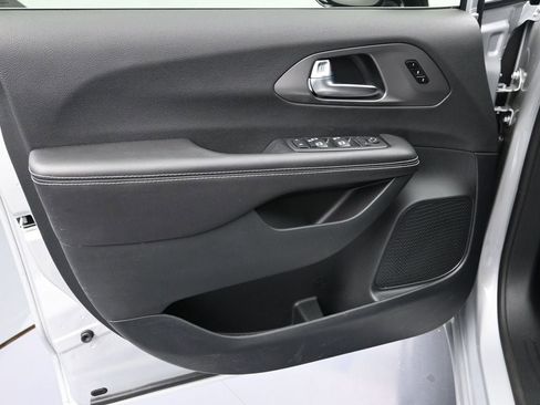 New 2026 Chrysler Pacifica Select image 11
