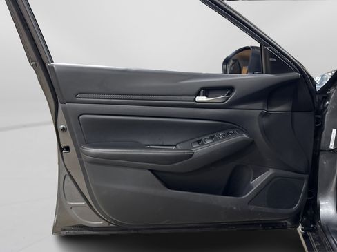 Used 2025 Nissan Altima 2.5 SV image 15