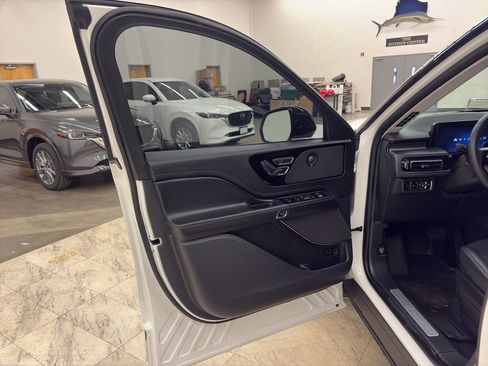 Used 2025 Lincoln Aviator AWD w/ Jet Appearance Package image 13