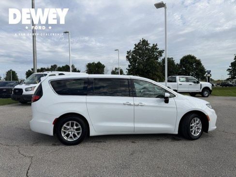 Used 2023 Chrysler Pacifica Touring-L FWD image 9