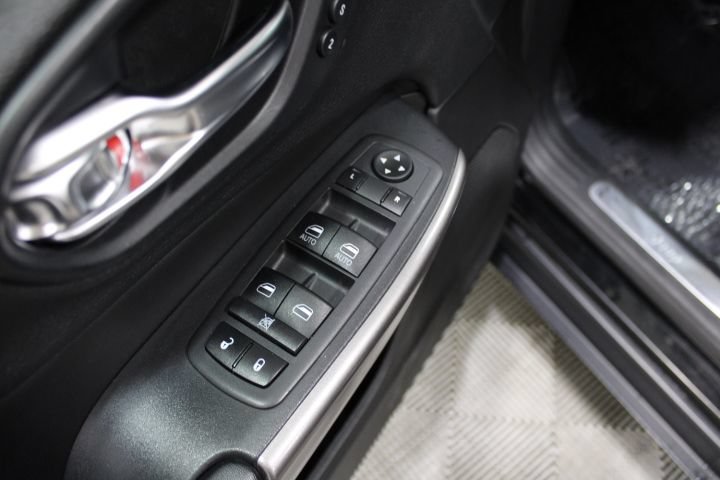 Used 2019 Jeep Cherokee Limited AWD/4WD image 17