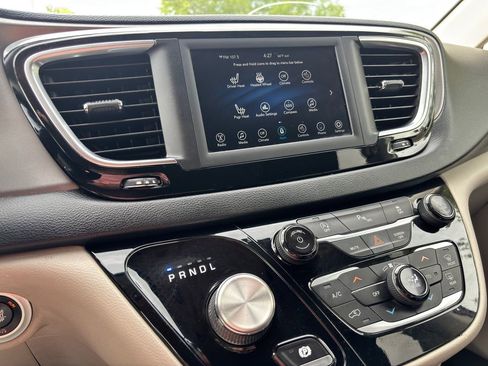 Used 2020 Chrysler Pacifica Touring-L FWD image 24