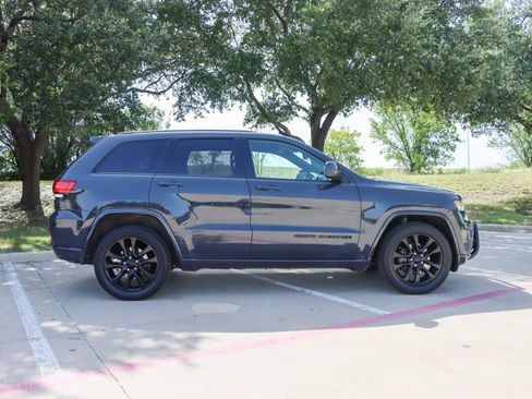 Used 2017 Jeep Grand Cherokee Altitude RWD image 8