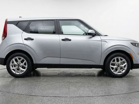 Used 2025 Kia Soul LX w/ LX Technology Package FWD image 11