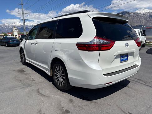 Used 2020 Toyota Sienna XLE w/ XLE Navigation Package FWD image 7