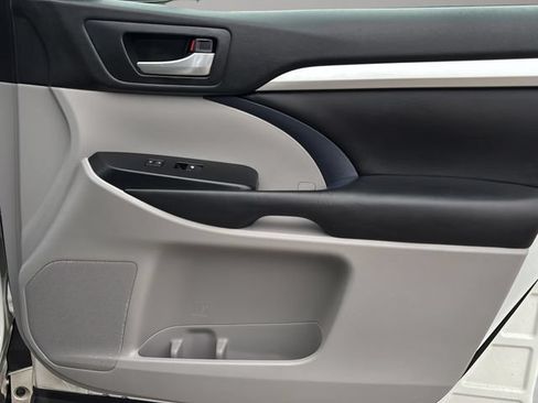 Used 2018 Toyota Highlander XLE FWD image 13