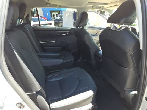 Used 2021 Toyota Highlander XLE AWD/4WD image 24