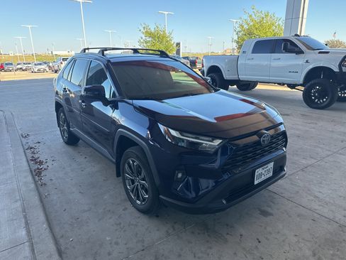 Used 2022 Toyota RAV4 XLE Premium image 8