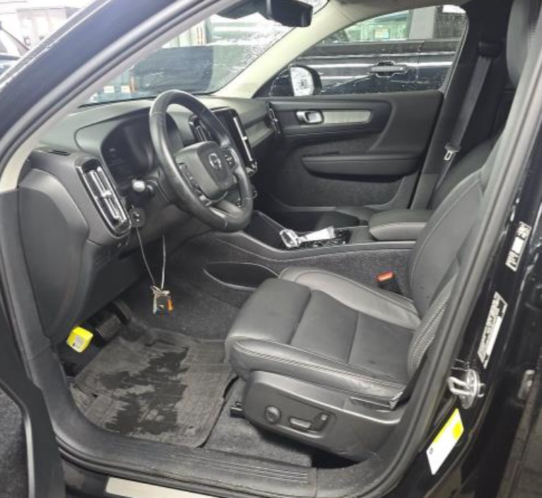 Certified 2026 Volvo XC40 B5 Plus AWD/4WD image 2
