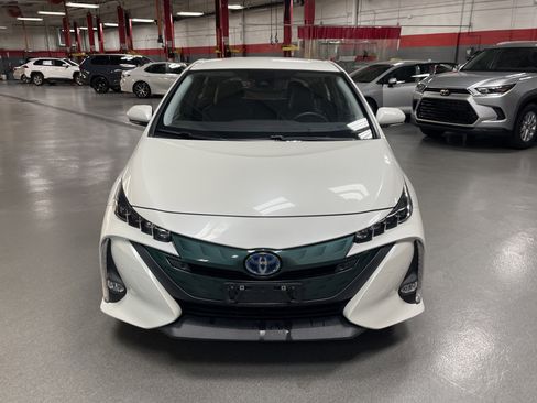 Used 2018 Toyota Prius Prime Advanced image 3