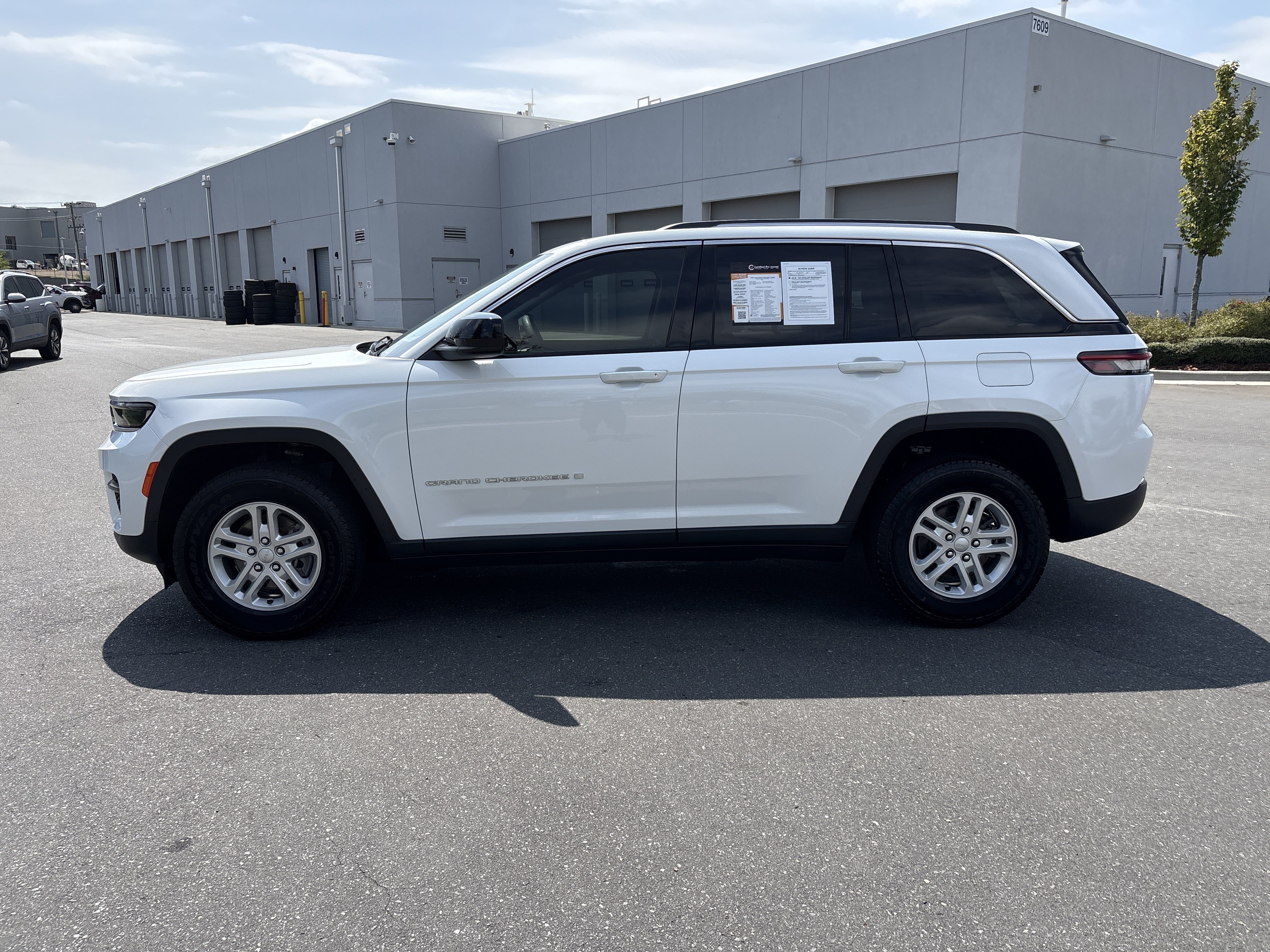 Used 2023 Jeep Grand Cherokee Laredo RWD image 6