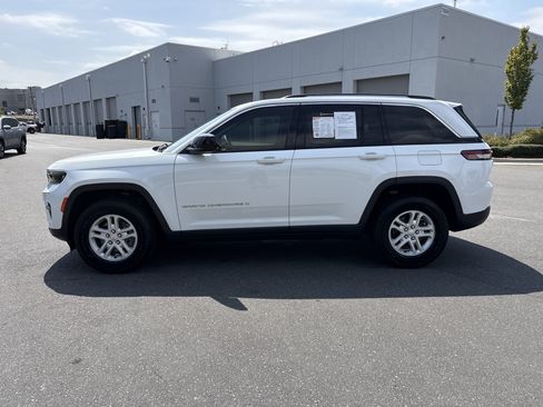 Used 2023 Jeep Grand Cherokee Laredo RWD image 6