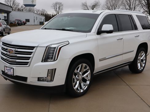 Used 2018 Cadillac Escalade Platinum image 2