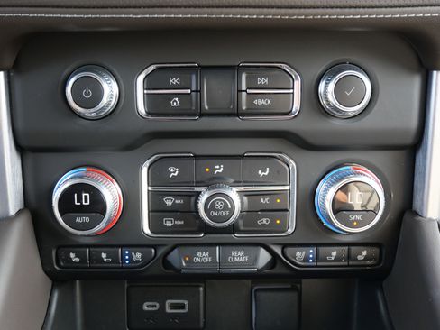 Used 2024 GMC Yukon XL SLT w/ SLT Luxury Package image 19