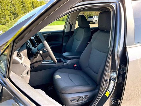 Used 2025 Toyota RAV4 XLE AWD/4WD image 10