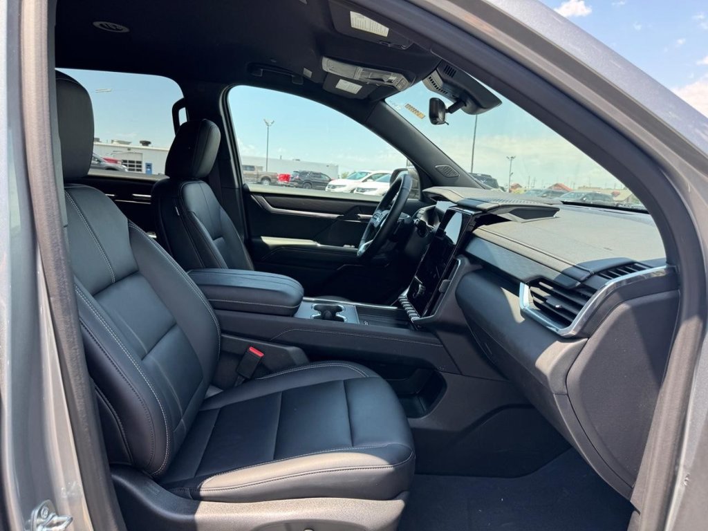 Used 2026 GMC Acadia Elevation w/ Elevation Premium Package FWD image 22