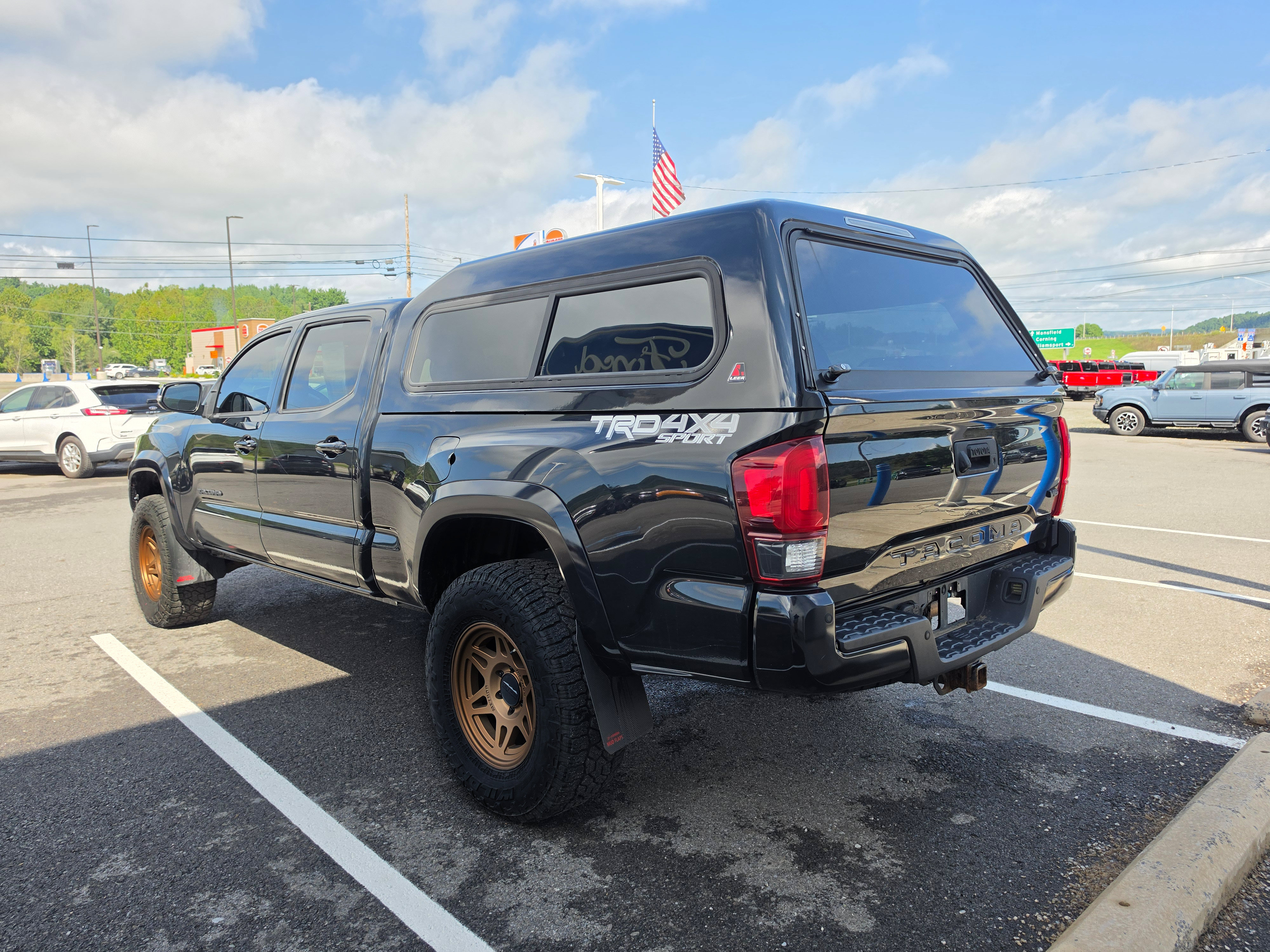 Used 2019 Toyota Tacoma TRD Sport w/ TRD Premium Sport Package AWD/4WD image 5