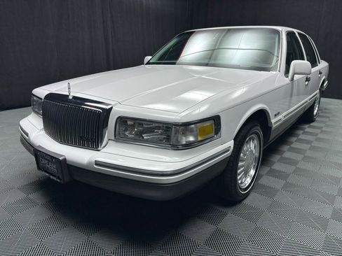 Used 1997 Lincoln Town Car Signature image 2