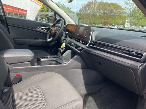 Used 2024 Kia Sportage LX FWD image 17