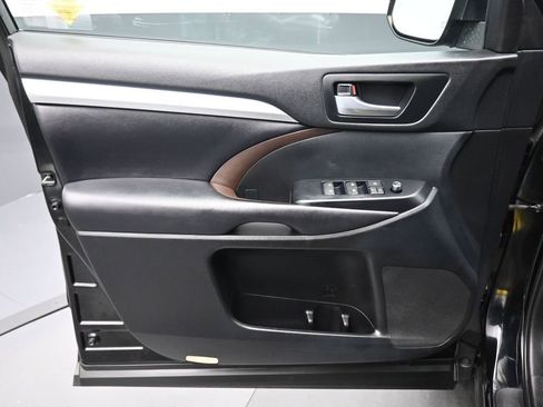 Used 2019 Toyota Highlander XLE image 9