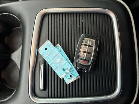 Used 2024 Chrysler Pacifica Touring-L FWD image 27