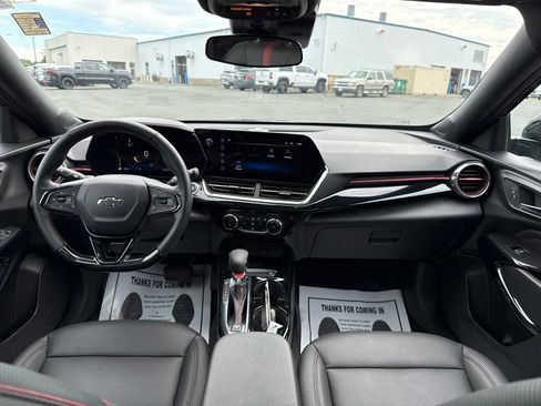 Used 2025 Chevrolet Trax RS w/ Sunroof Package FWD image 13