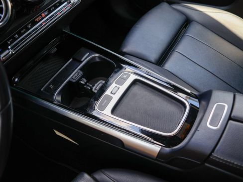 Used 2025 Mercedes-Benz GLB 250 4MATIC image 16