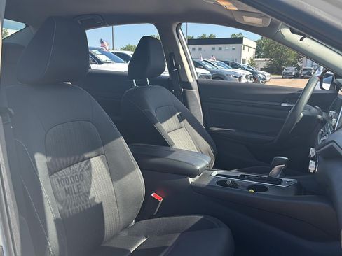 Used 2025 Nissan Altima 2.5 SV FWD image 27