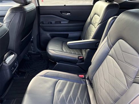 Used 2024 Nissan Pathfinder Platinum image 18