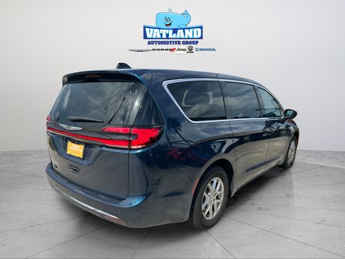 Used 2025 Chrysler Pacifica Select FWD image 5