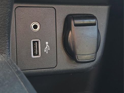 Used 2020 Nissan Versa SR image 24