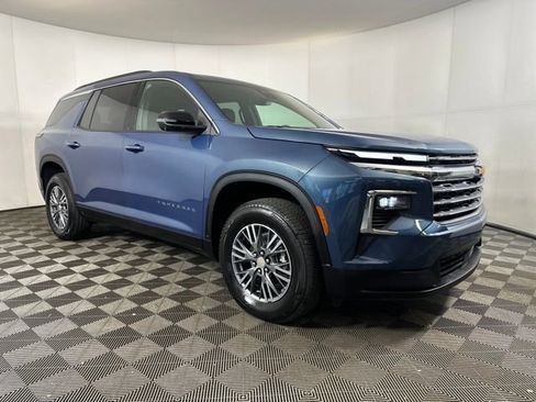 Used 2025 Chevrolet Traverse LT w/ Driver Confidence Package image 2