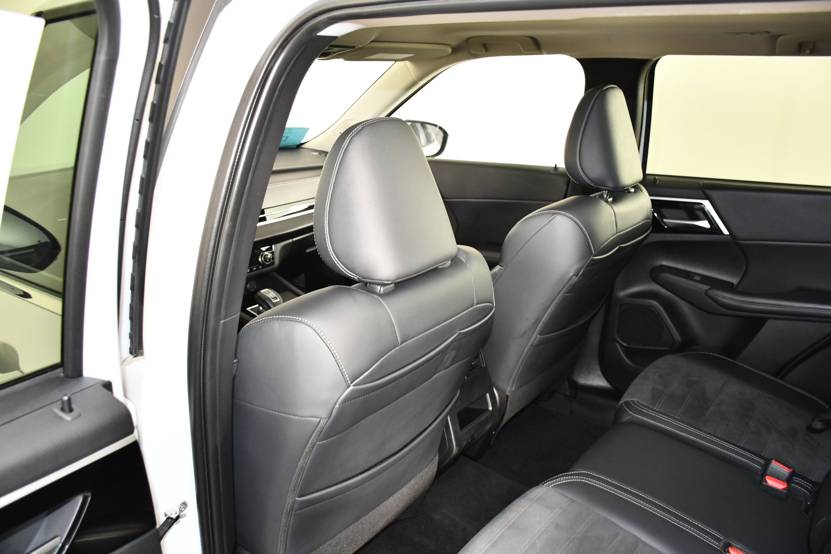 Used 2024 Mitsubishi Outlander SE AWD/4WD image 46