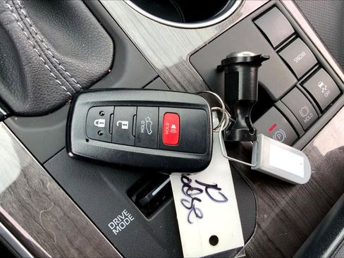 Used 2023 Toyota Highlander Limited FWD image 25