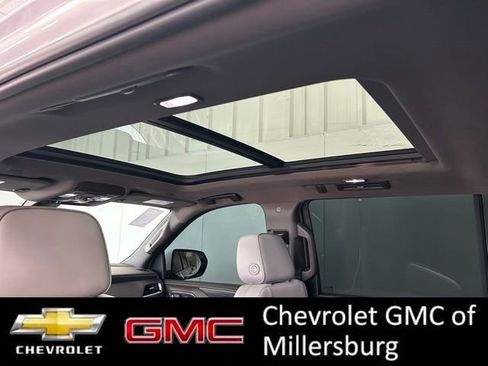 Used 2022 GMC Yukon XL SLT w/ SLT Premium Package image 28