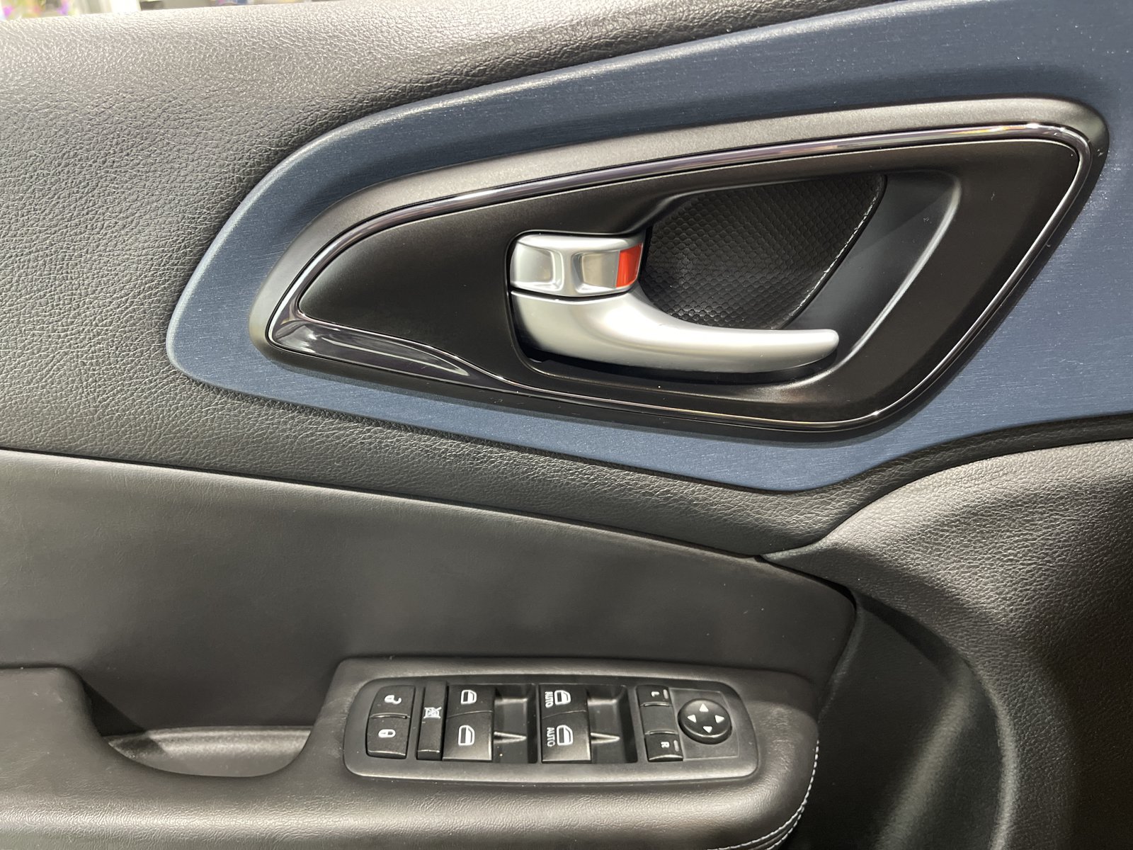 Used 2016 Chrysler 200 S w/ Comfort Group FWD image 30