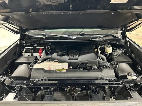 Used 2022 Toyota Tundra Platinum w/ Advanced Package AWD/4WD image 34