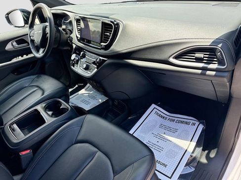 Used 2024 Chrysler Pacifica Limited FWD image 14