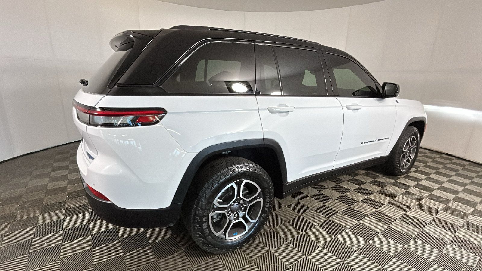 Used 2023 Jeep Grand Cherokee Trailhawk AWD/4WD image 3