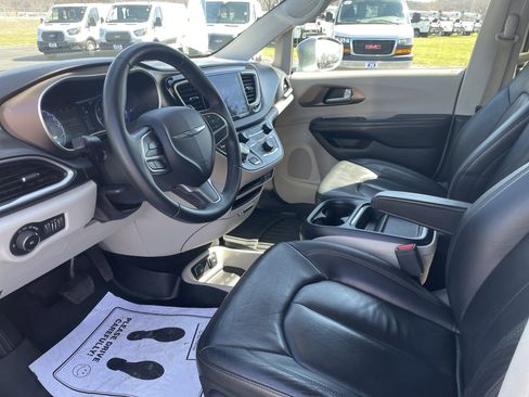 Used 2017 Chrysler Pacifica Touring-L w/ Tire & Wheel Group image 9