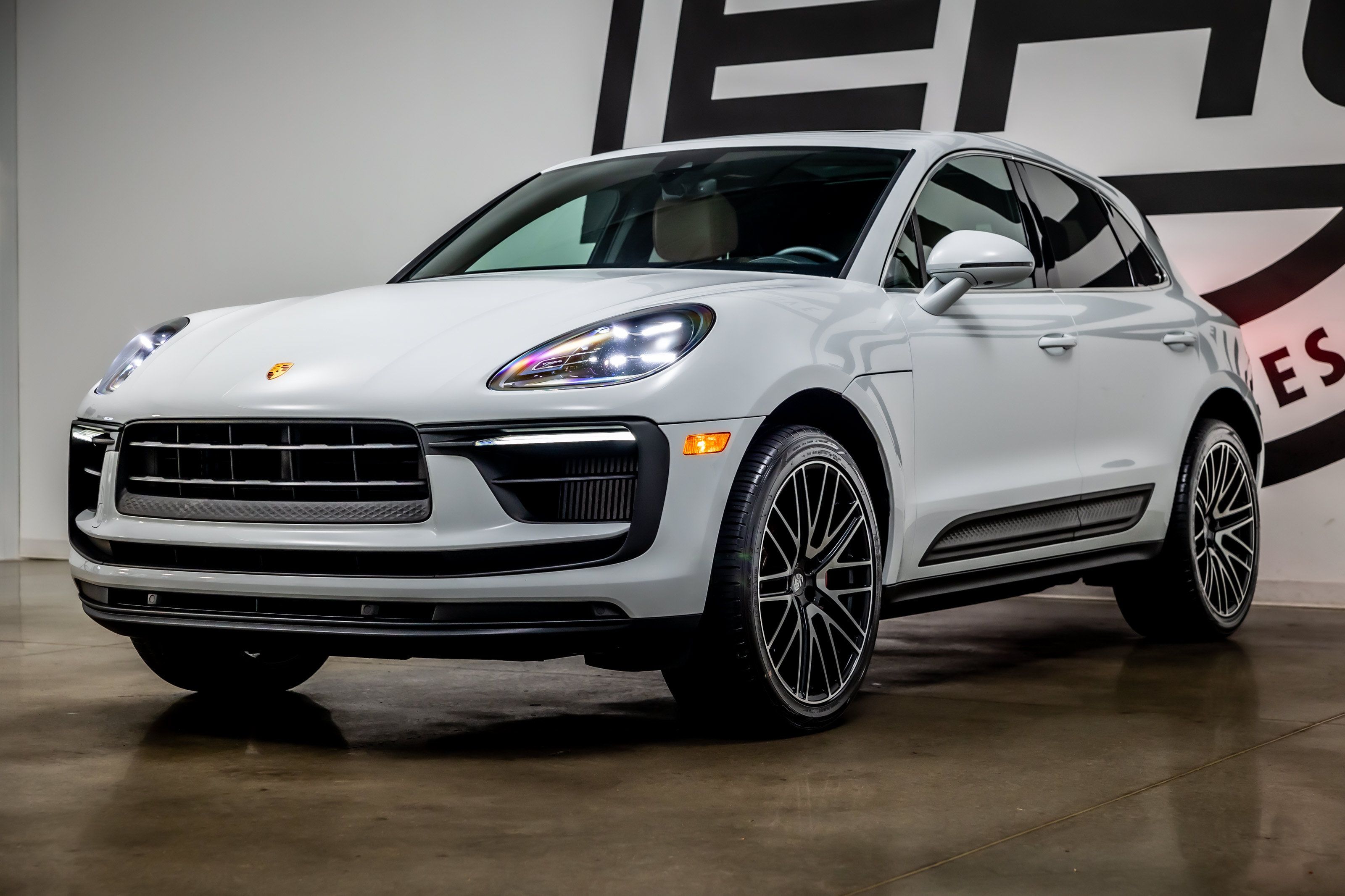 Used 2022 Porsche Macan S AWD/4WD image 29